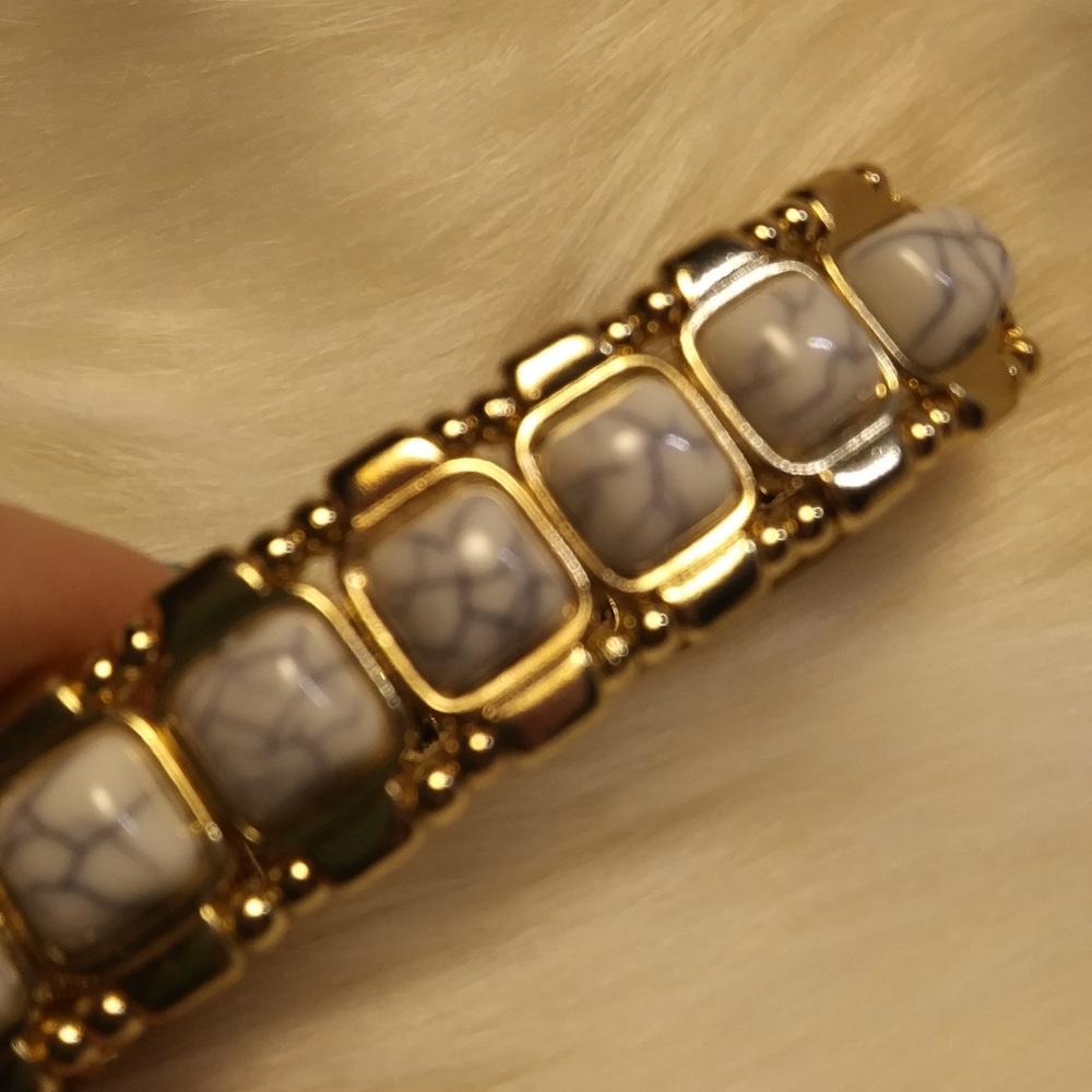 Goldtone stretch bracelet
